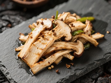 美味烤蘑菇配青椒