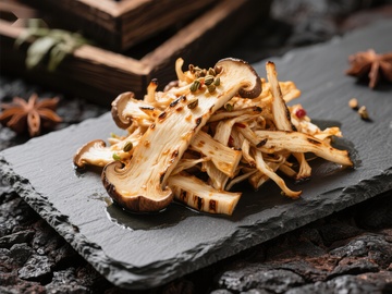 烤制松茸菌片，香料点缀