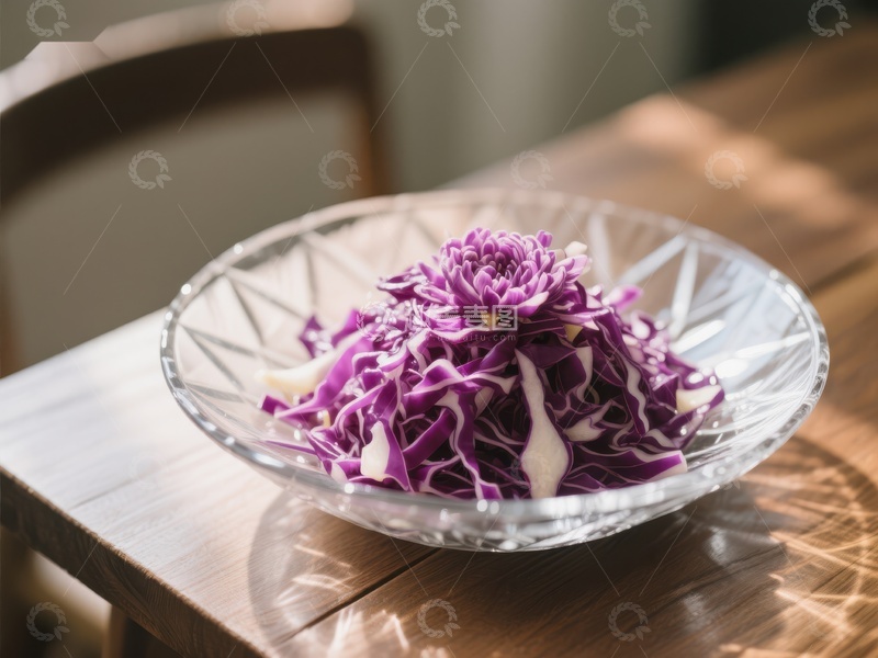 高清大图下载【趣麦麦图】紫色卷心菜沙拉盛于透明玻璃碗中