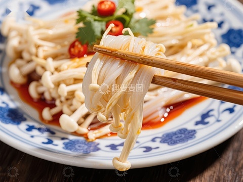 筷子夹起金针菇，美味中式凉菜