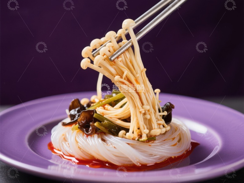 高清大图下载【趣麦麦图】筷子夹起金针菇与米粉的美味瞬间