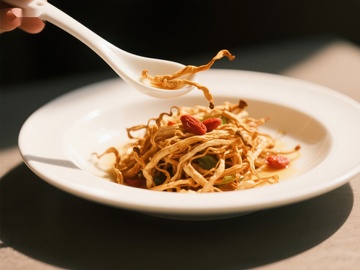 勺子舀起的炒面特写