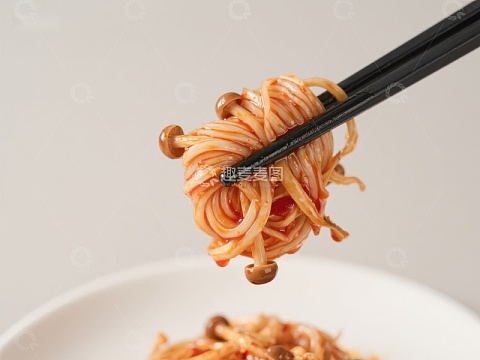 筷子夹起的美味面条