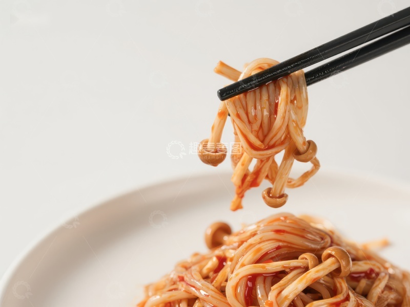 高清大图下载【趣麦麦图】筷子夹起拌有蘑菇的面条
