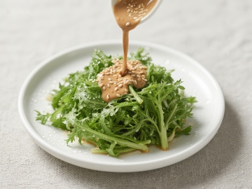 芝麻酱浇淋新鲜绿叶蔬菜