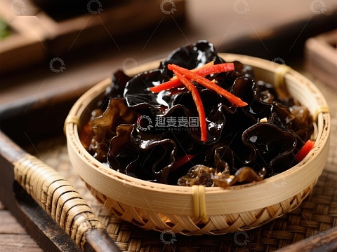 凉拌黑木耳配红椒丝