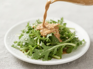 芝麻酱浇淋新鲜绿叶蔬菜
