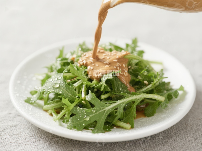 高清大图下载【趣麦麦图】芝麻酱浇淋新鲜绿叶蔬菜