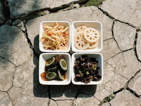 四格小菜盘，石板地上摆放