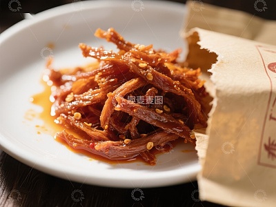 香辣肉丝配纸袋装盘