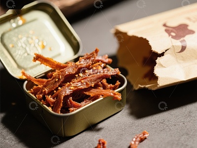 金属罐中的香辣牛肉干