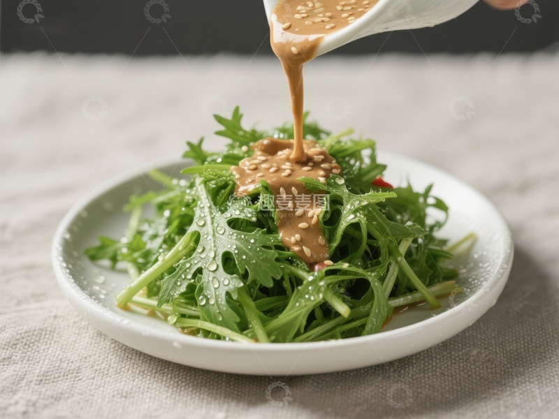 高清大图下载【趣麦麦图】芝麻酱浇淋新鲜绿叶蔬菜