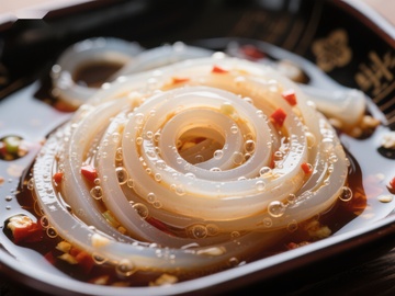 晶莹剔透的凉粉配以辣椒油