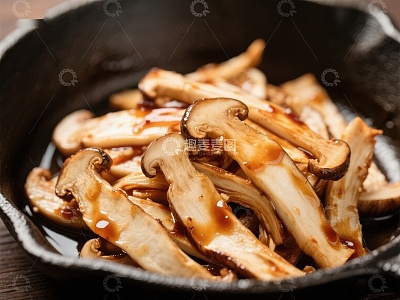 铁锅中的烤松茸蘑菇