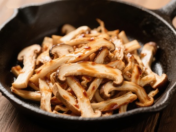 铁锅中的烤蘑菇