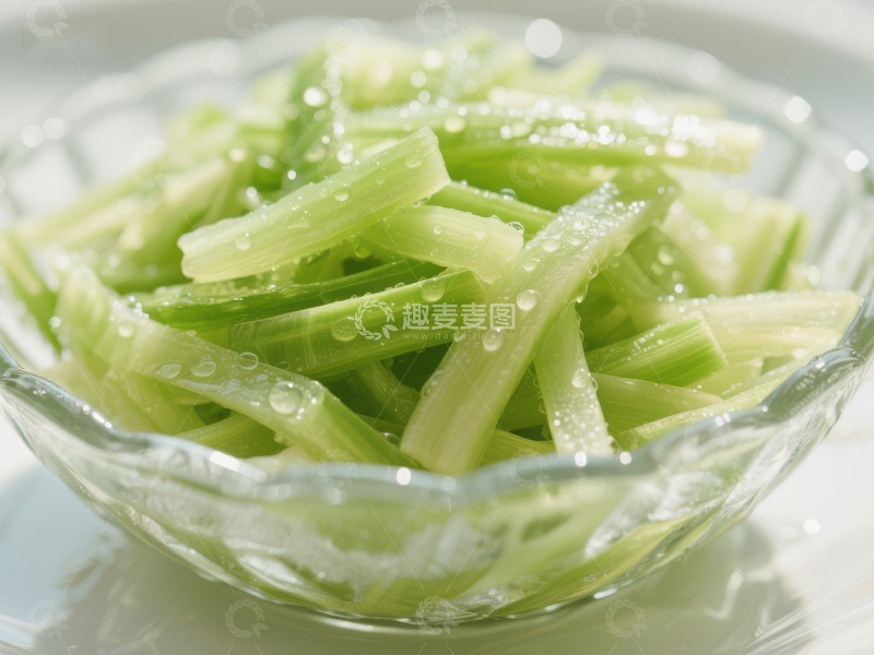 高清大图下载【趣麦麦图】-新鲜芹菜切段盛于玻璃碗中