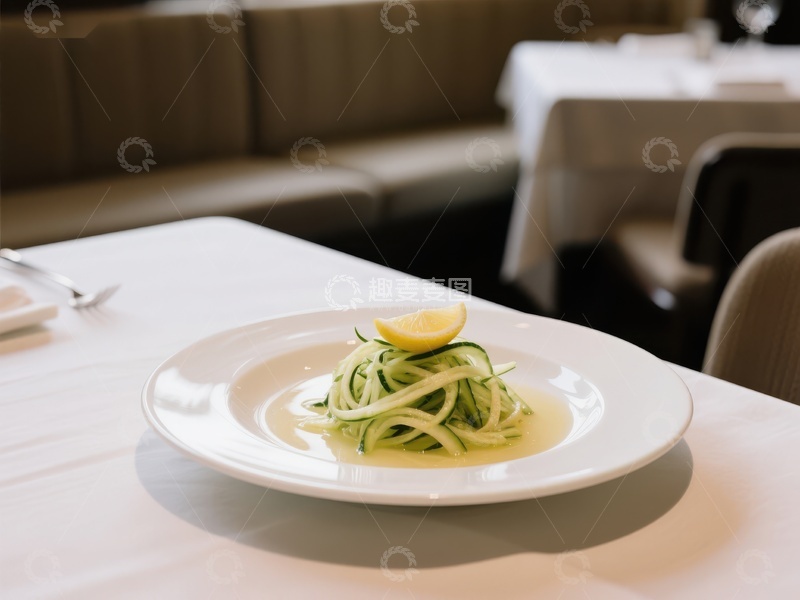 高清大图下载【趣麦麦图】精致餐厅中的柠檬黄瓜沙拉
