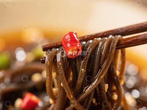 筷子夹起酸辣蕨根粉