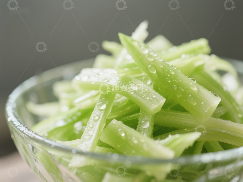 高清大图下载【趣麦麦图】新鲜芹菜切段盛于玻璃碗中