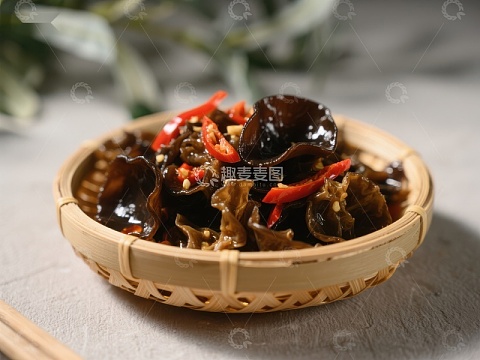 凉拌木耳配红椒，竹篮盛装