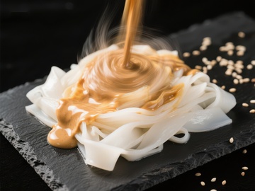 酱汁淋在宽面条上的特写