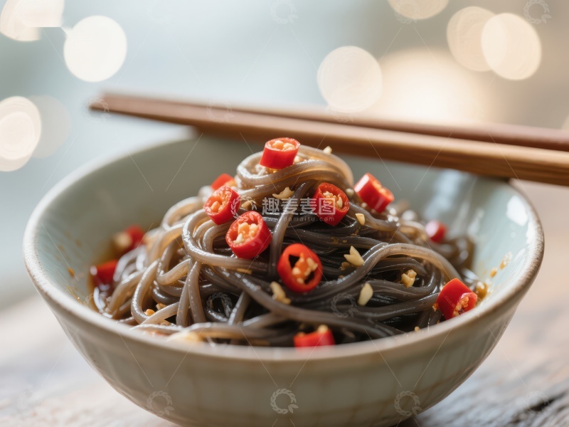 高清大图下载【趣麦麦图】辣味黑米面条配红椒