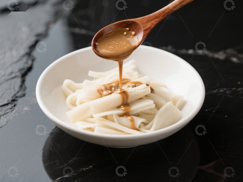 高清大图下载【趣麦麦图】木质勺子淋酱于白色面条之上