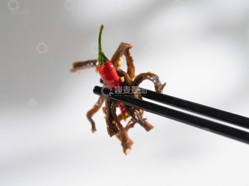 高清大图下载【趣麦麦图】筷子夹持辣椒与食材特写