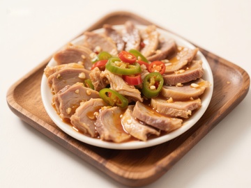 香辣卤肉片配青红椒