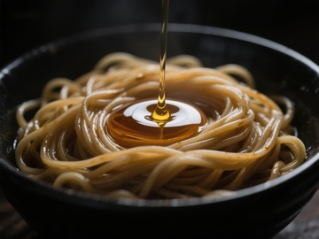 蜂蜜浇灌在面条上的特写