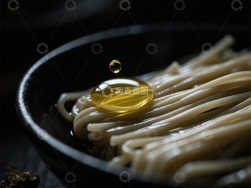 高清大图下载【趣麦麦图】油滴落在面条上的瞬间