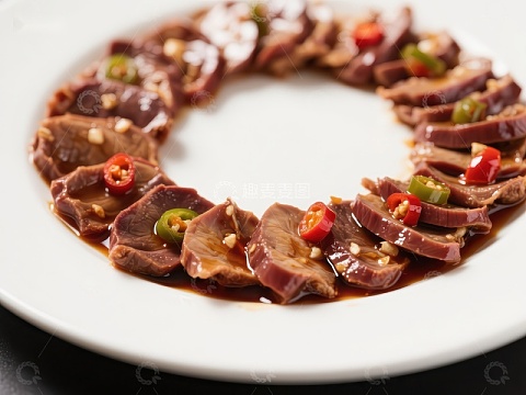 精致摆盘的酱香肉片