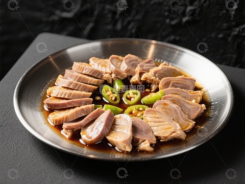 酱香鸭肉配青椒，美味佳肴