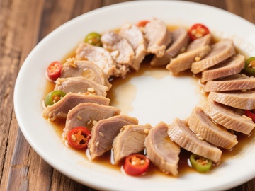 酱汁鸭肉片配红辣椒和青椒