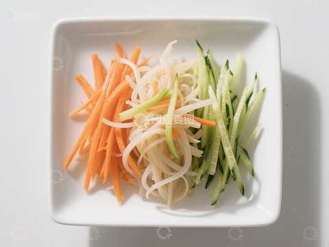 胡萝卜黄瓜豆芽切丝摆盘