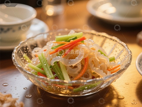 透明玻璃碗中的凉拌蔬菜