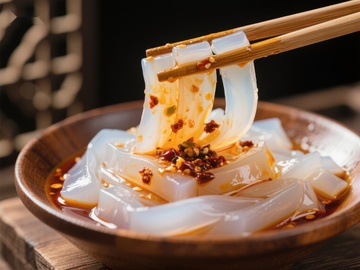 麻辣凉粉，筷子夹起的美味瞬间