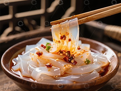 凉粉配辣椒油，筷子夹起特写