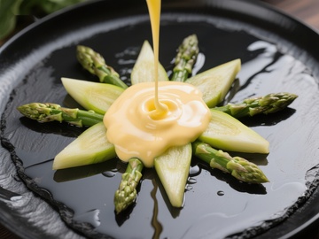 芦笋配荷兰酱的艺术摆盘