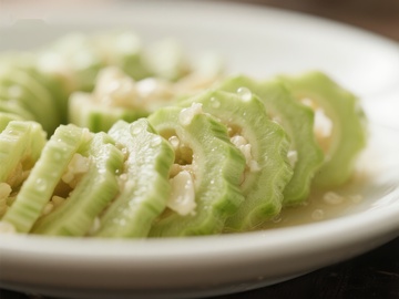 苦瓜炒蒜蓉，清新爽口