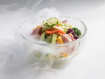 烟雾缭绕的蔬菜沙拉碗
