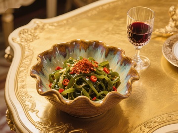 精致海带沙拉配红酒