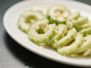 清脆黄瓜片配蒜末
