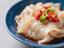凉拌透明面条配红绿辣椒