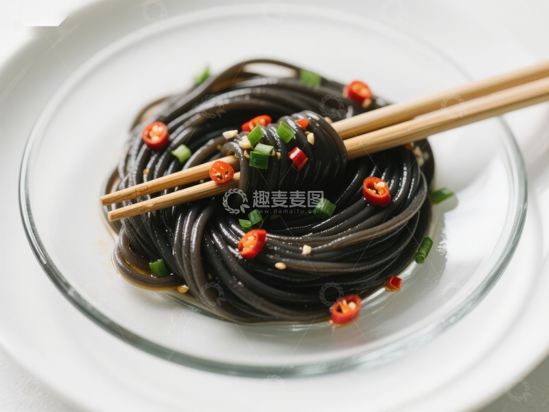 高清大图下载【趣麦麦图】黑面条配辣椒和葱的美食特写