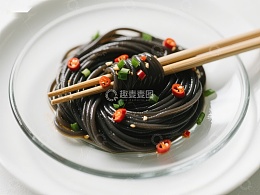 黑面条配辣椒和葱的美食特写