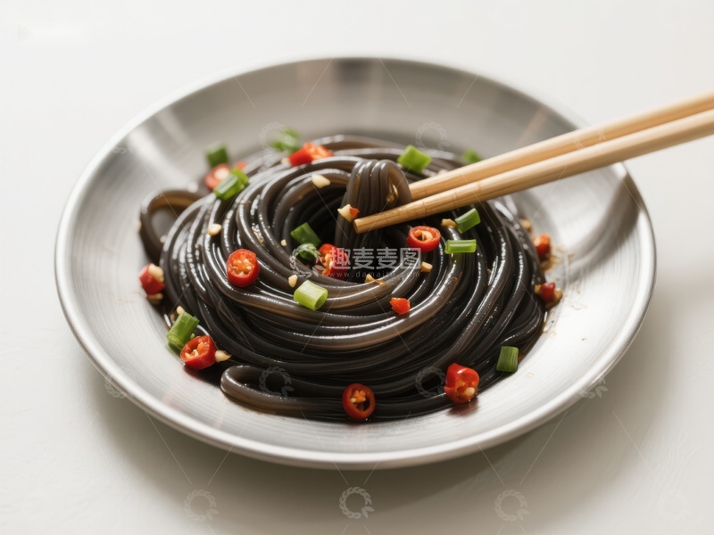 高清大图下载【趣麦麦图】黑米面条配辣椒和葱花