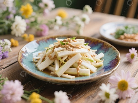清新凉拌菜，点缀花卉装饰