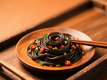 黑米凉粉配红椒香菜
