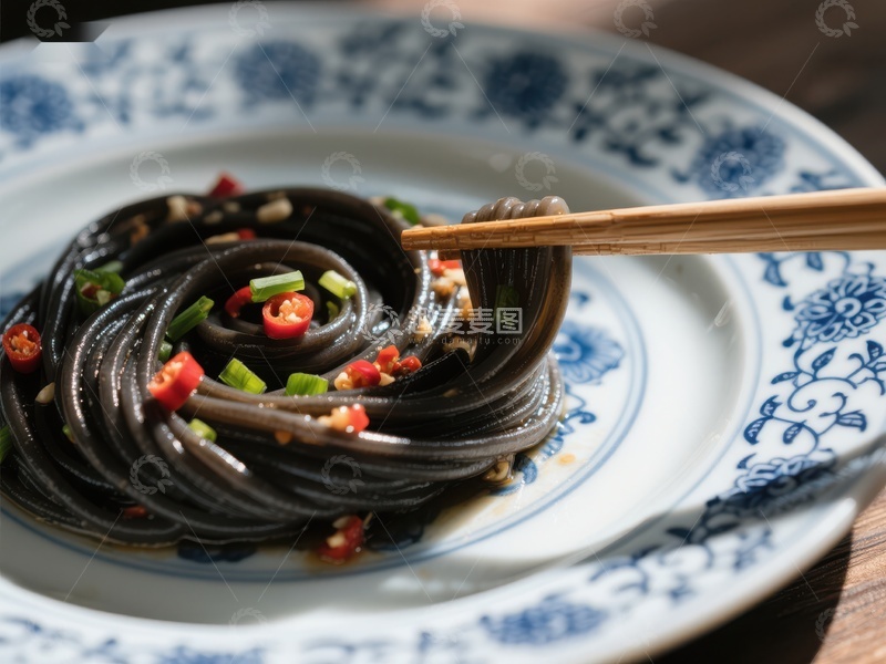 高清大图下载【趣麦麦图】筷子夹起的黑色螺旋面条